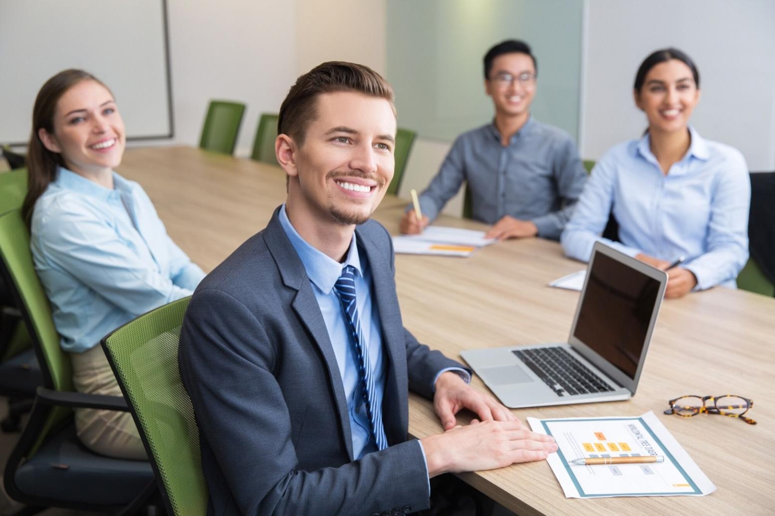 Persona organizando finanzas personales